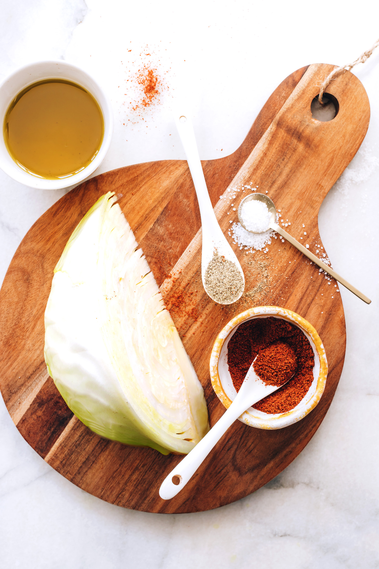 Olívaolaj, zöldkáposzta, só, bors és shawarma fűszerkeverék