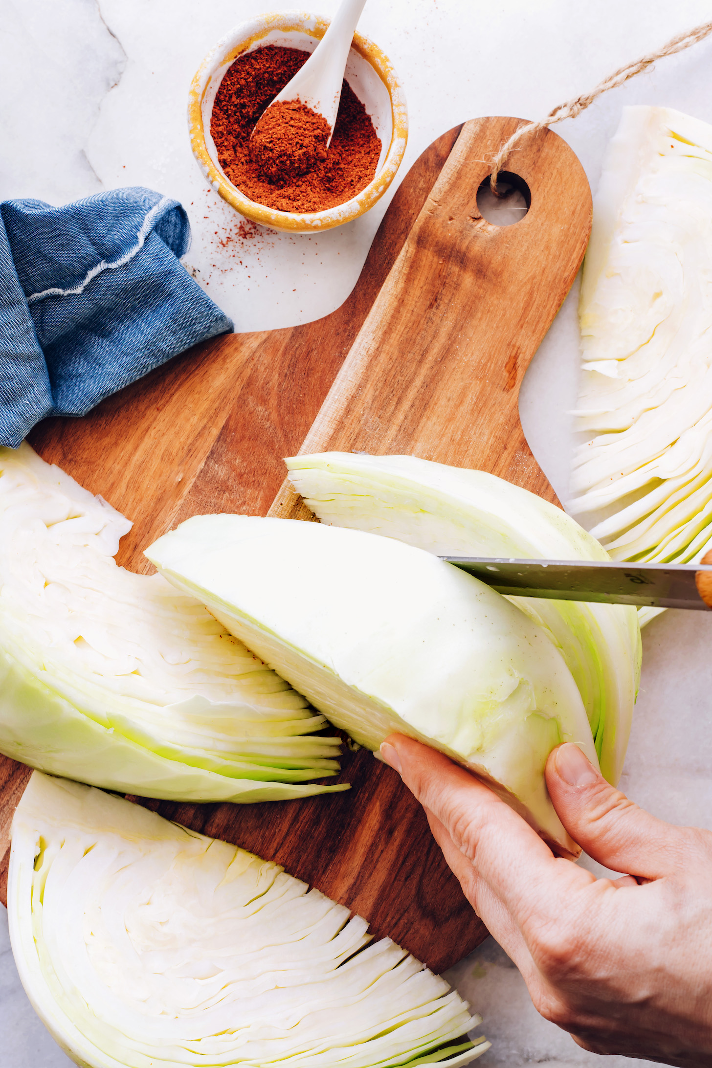 Zöldkáposzta ékkékre szeletelése