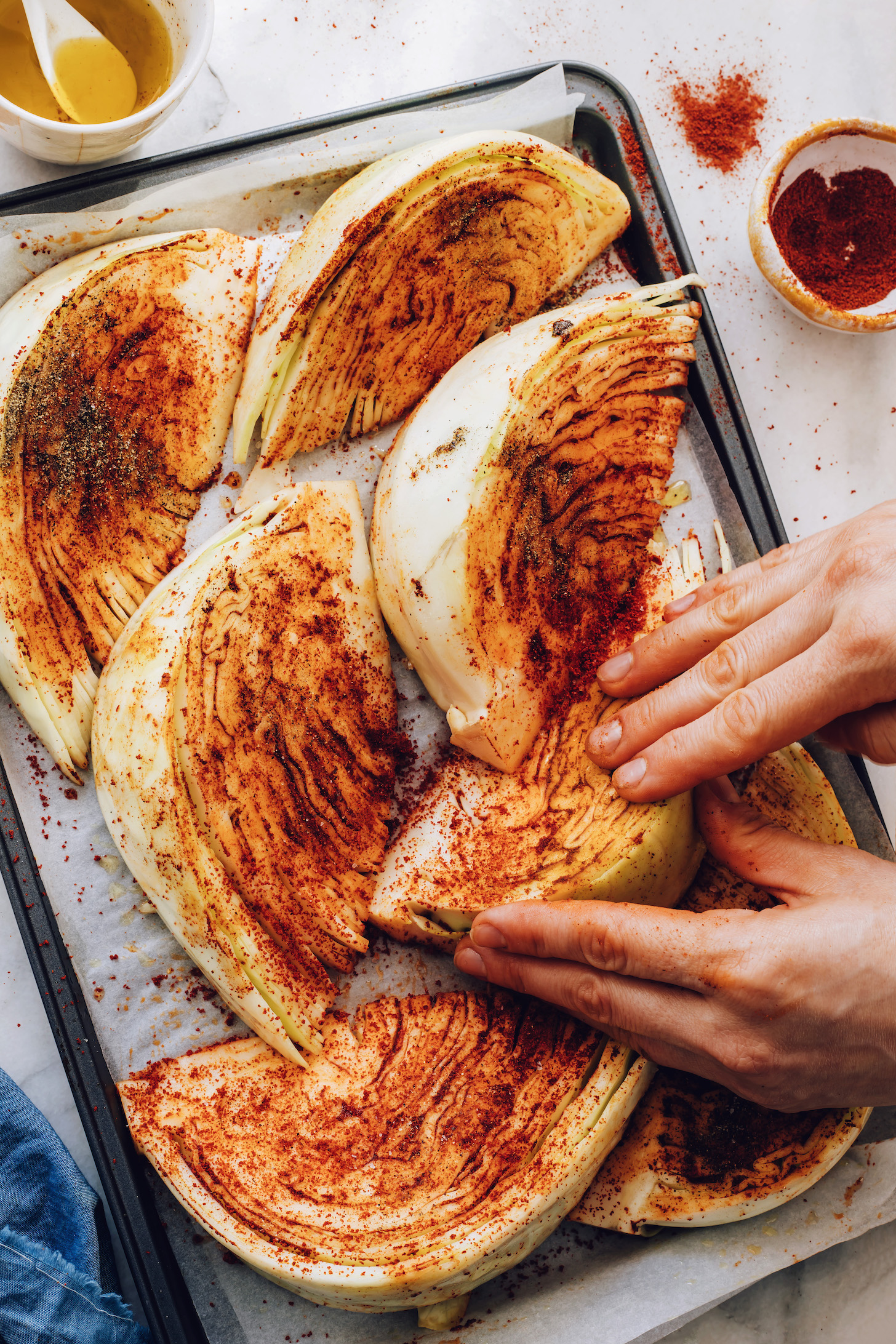 Shawarma fűszerkeverék dörzsölése káposztaékre