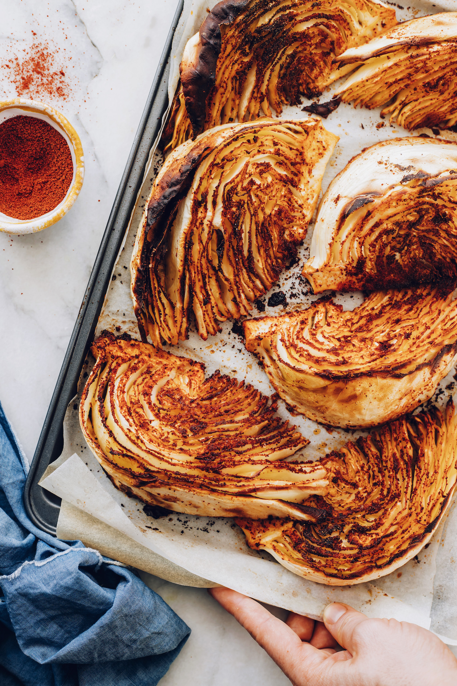 Pergamennel bélelt tepsi sült káposztaékből