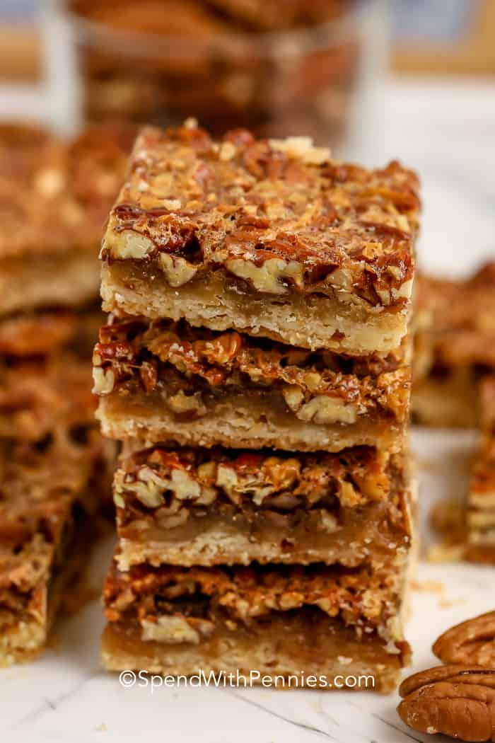 Verem a pekándió pite bárokat egy fehér tányérra