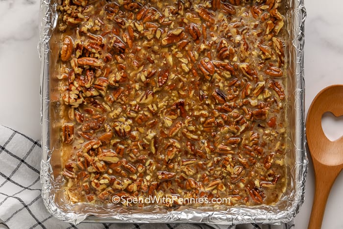 Pekándió pite bárok egy edényben sütés előtt