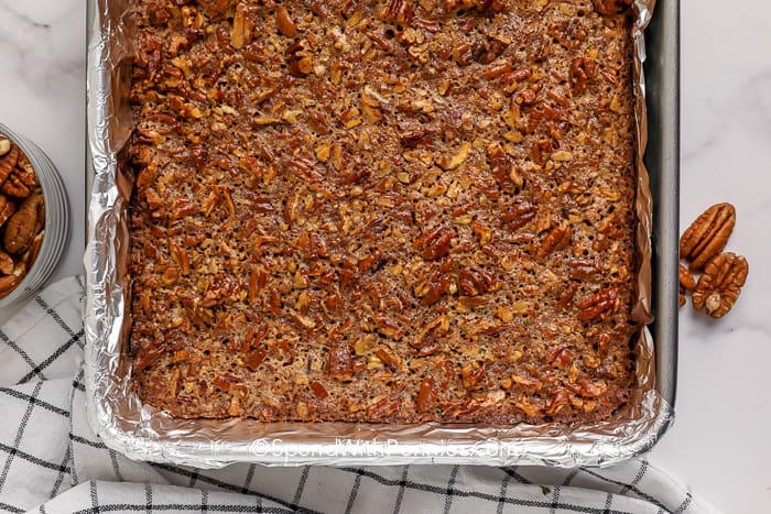 Pekándió pite bárok egy szögletes edényben