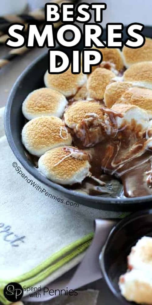 Hajtson fel egy adagot ebből az édes és dekadens S'mores mártásból a könnyű kezelés érdekében. Gyors és szórakoztató elkészítés, a gyerekek és a felnőttek imádják. #spendwithpennies # s'moresdip #smoresdip # desszert # recept #oven # skillet # nyugodt # bolyhos # howtomake # sertéscsésze # tábortűz Hot S'mores Dip címmel