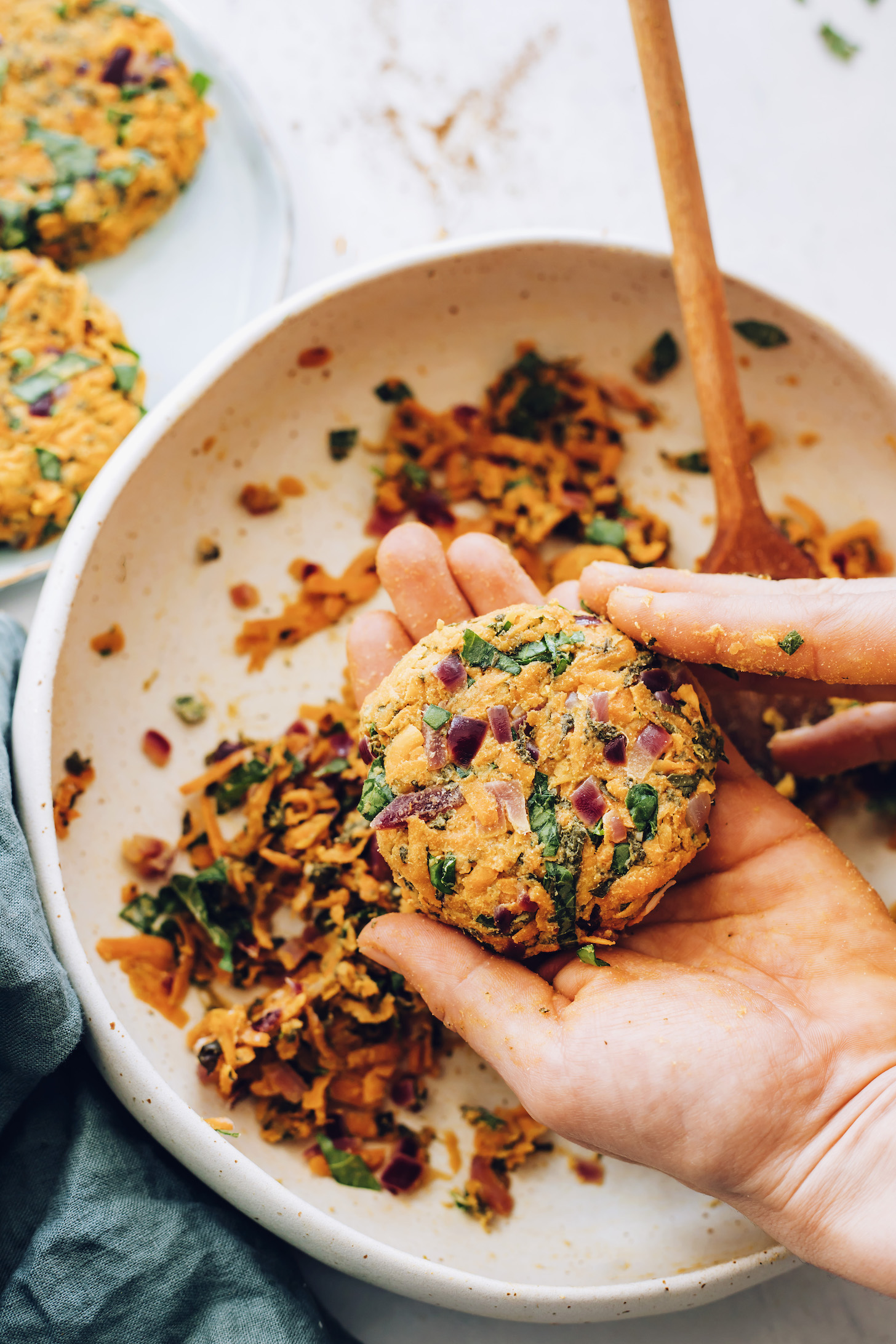 Édesburgonya-sültet képez egy keverőtál fölött