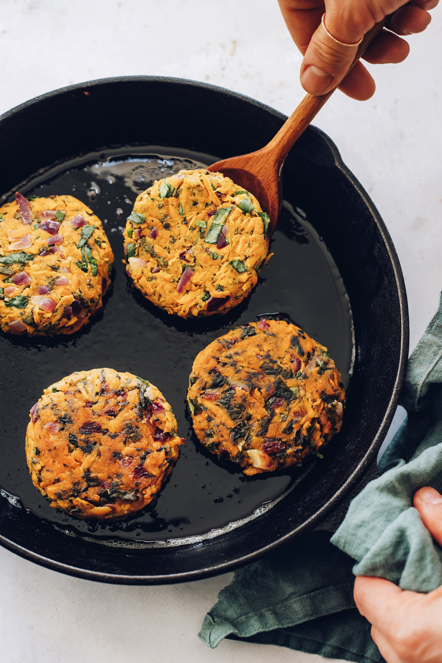 Részben főtt édesburgonya fritt egy öntöttvas serpenyőben
