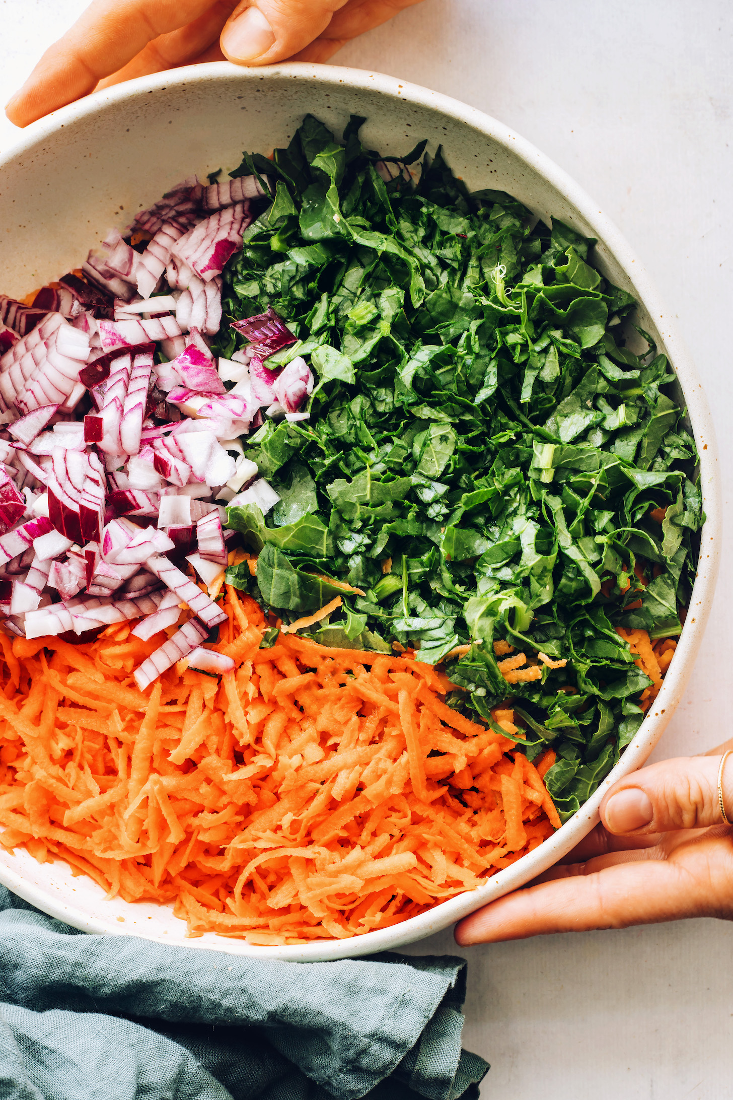 Tál lilahagymával, reszelt kelkáposzta és aprított édesburgonya