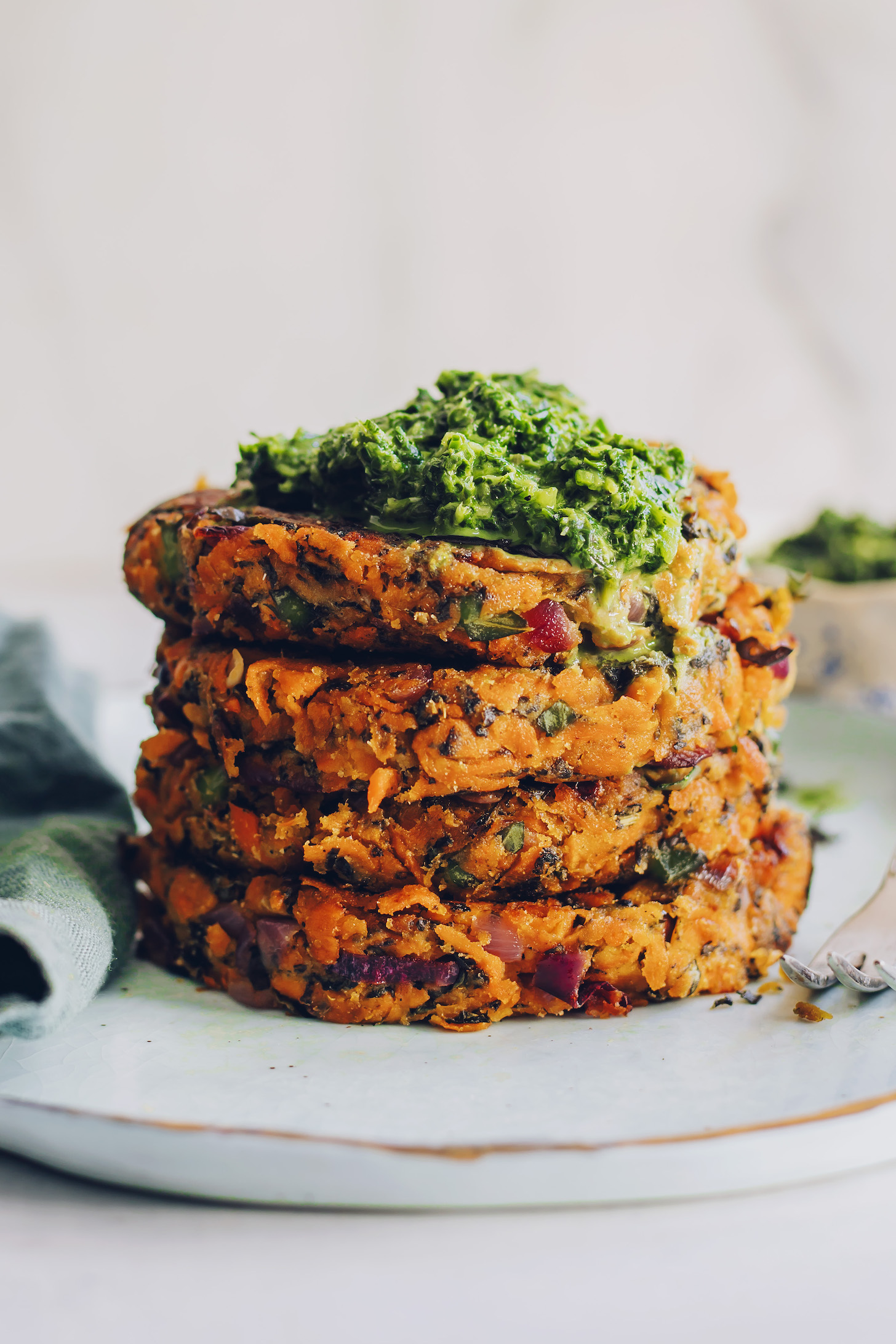 Verem édesburgonya fritters tetején menta chutney