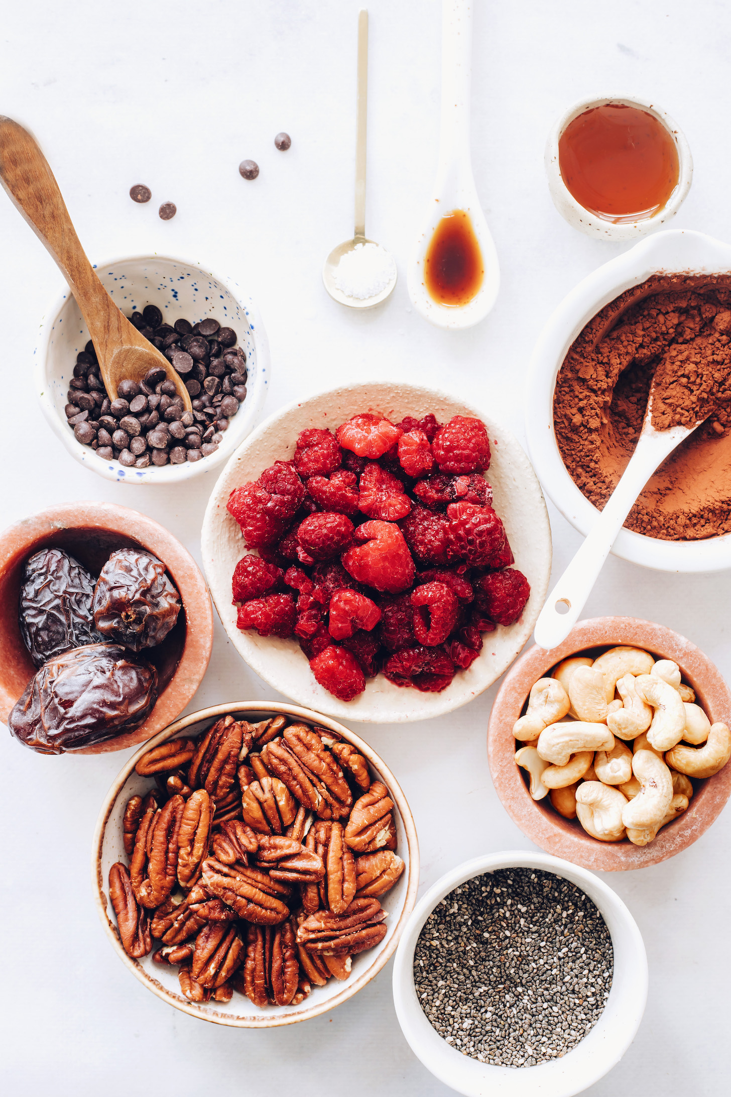 Csokoládé chips, datolya, pekándió, chia mag, kesudió, málna, kakaópor, vanília, só és juharszirup