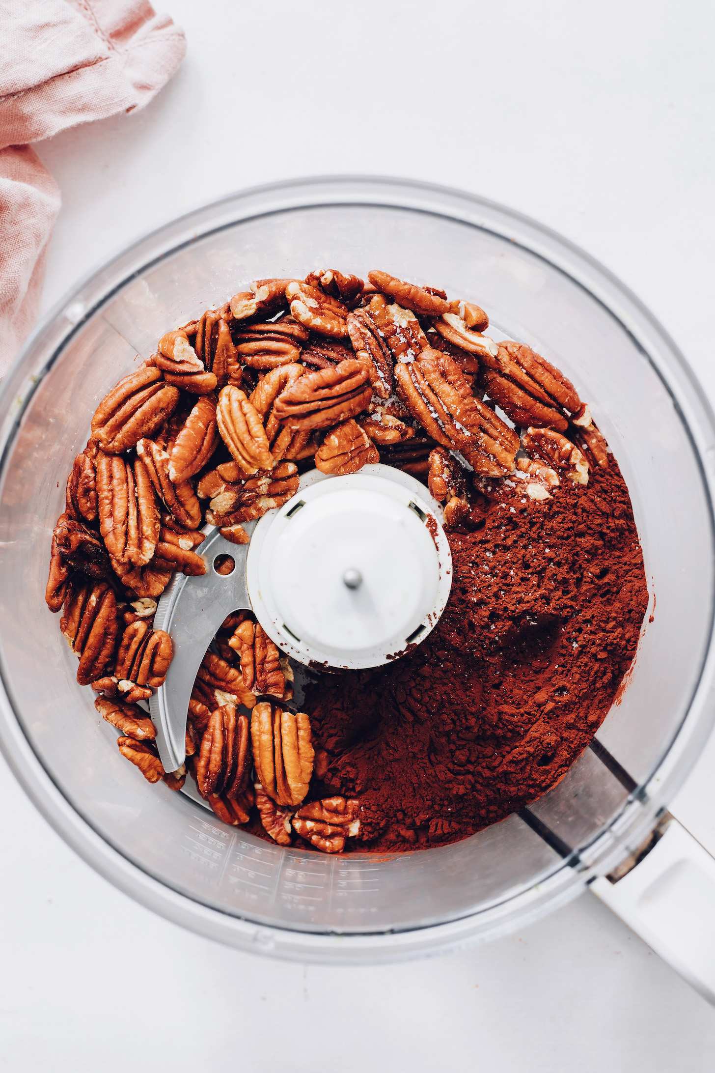 Pekándió, só és kakaópor konyhai robotgépben