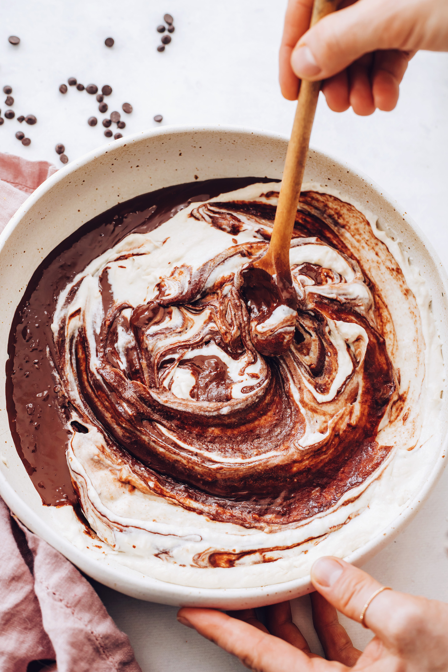 A kesudió és az olvasztott csokoládé keverésével vegán csokoládé ganache készül