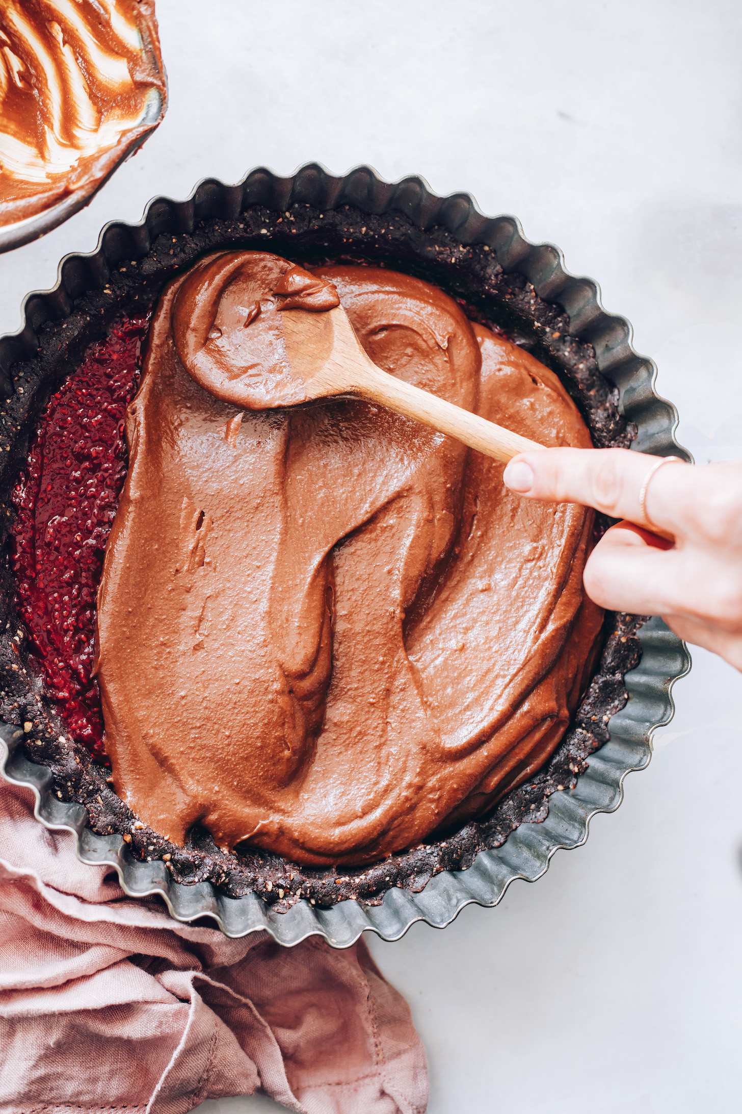 A kesudió csokoládé ganache réteg hozzáadása a tortához