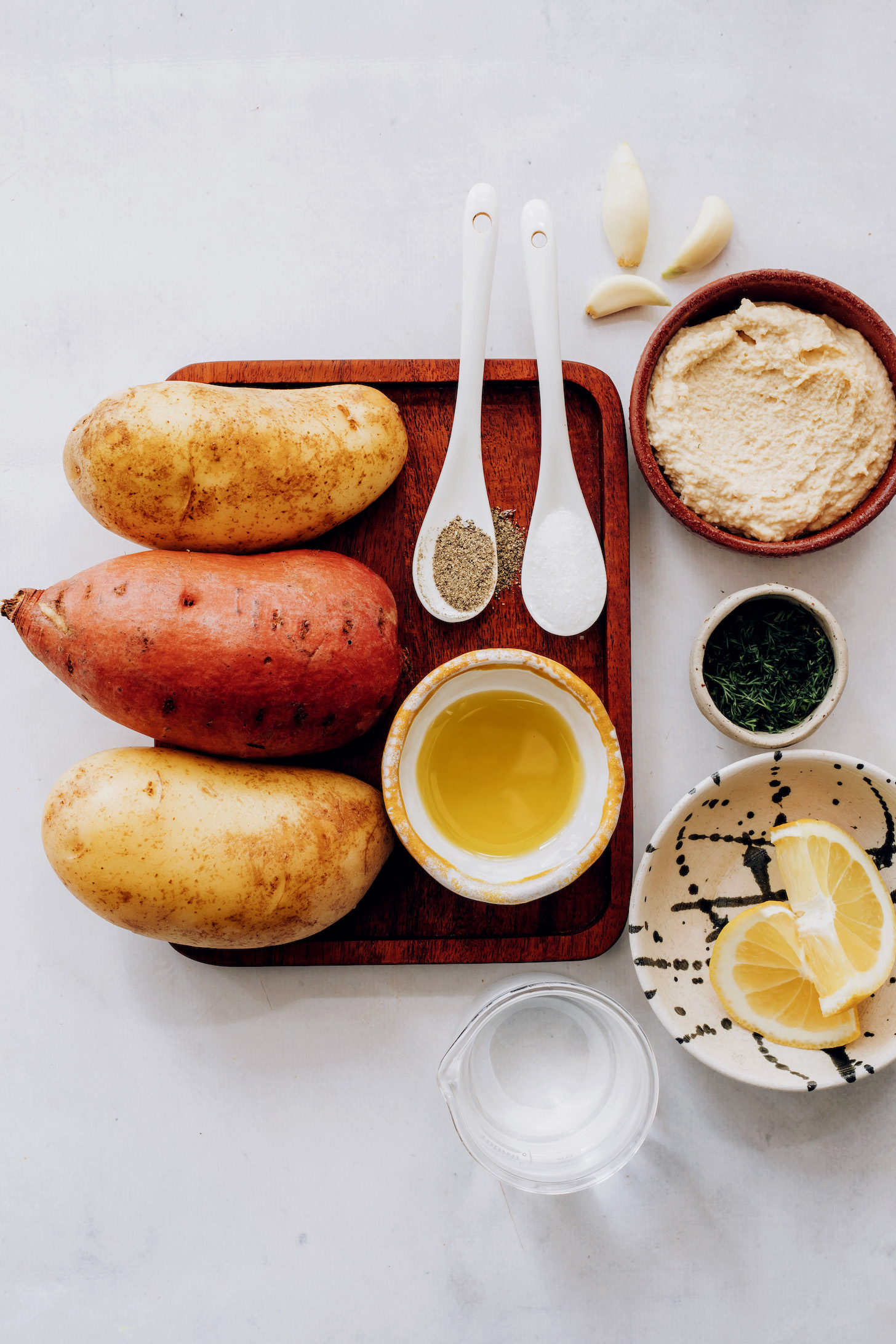 Burgonya, só, bors, avokádóolaj, fokhagyma, hummus, kapor, citrom és víz