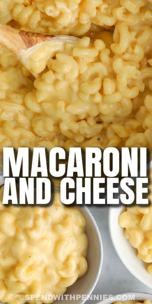 főzött 15 perc Macet és sajtot az edényben és a címmel ellátott tálakban