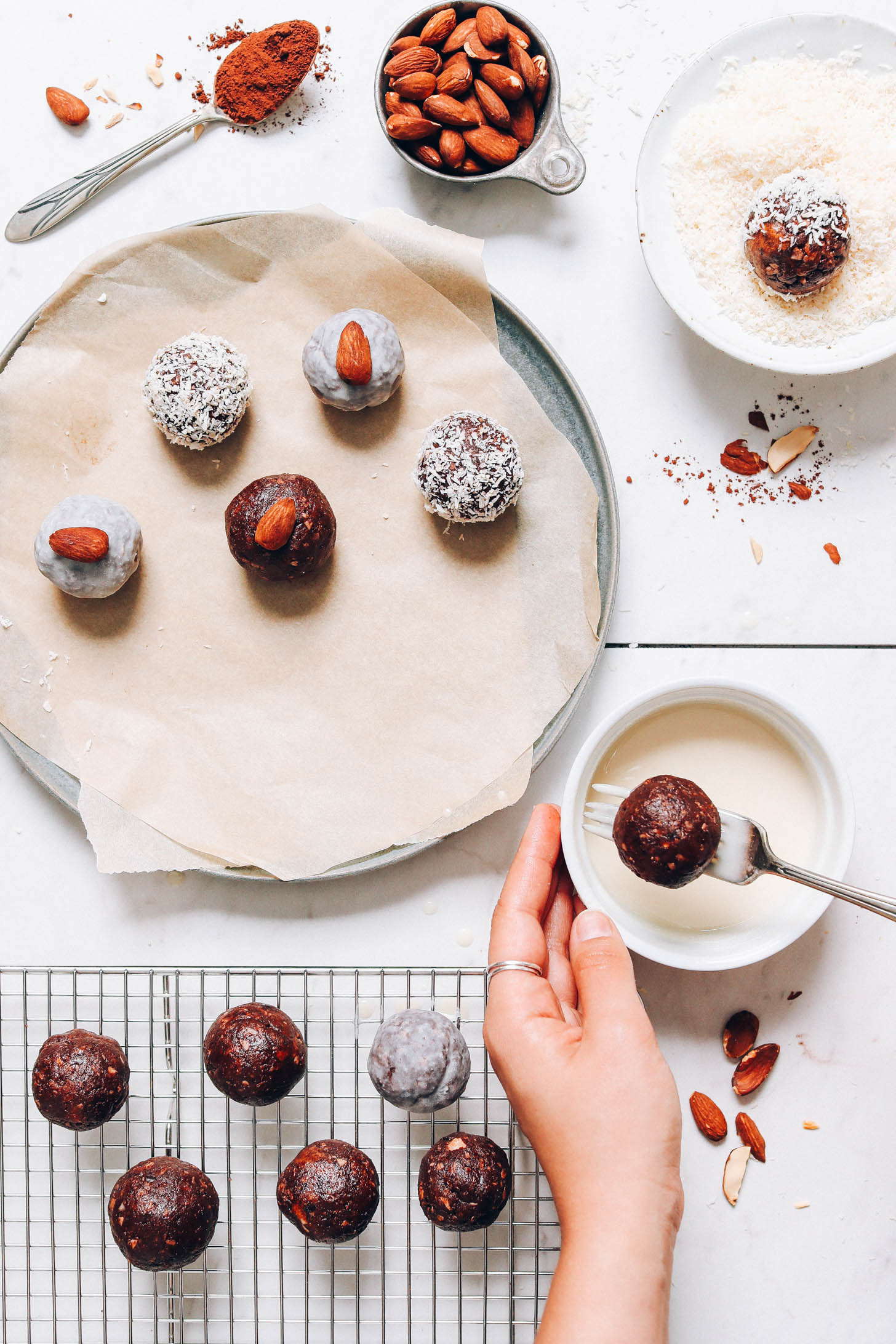 Egy mandulás örömenergia-falatot mártótálba mártva több energiacsípés mellett