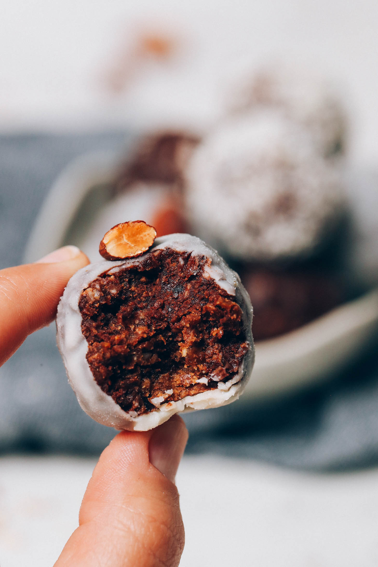 Feltartva egy mandulás örömenergia-harapást, tetején egy sült mandulával