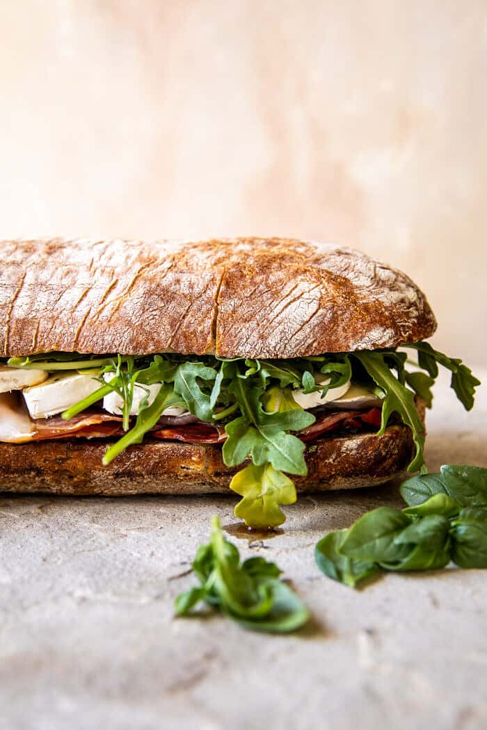 Piknik stílusú Brie és Prosciutto szendvics |  halfbakedharvest.com