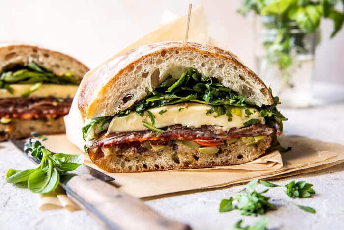 Piknik stílusú Brie és Prosciutto szendvics |  halfbakedharvest.com