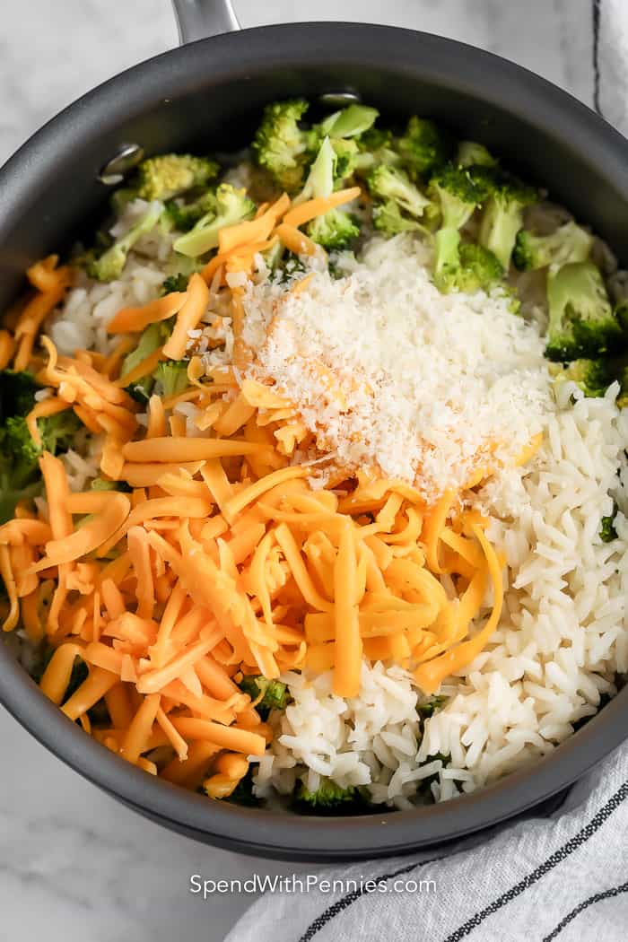 brokkoli rizs összetevők serpenyőben