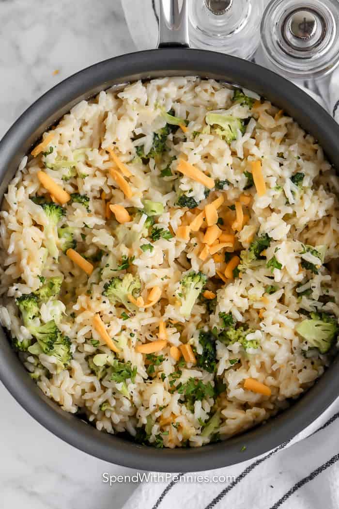 brokkoli, rizs és sajt serpenyőben