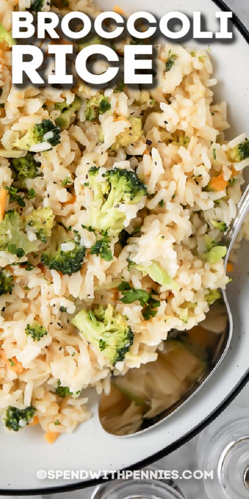 brokkoli rizs tányérra kanállal szöveggel