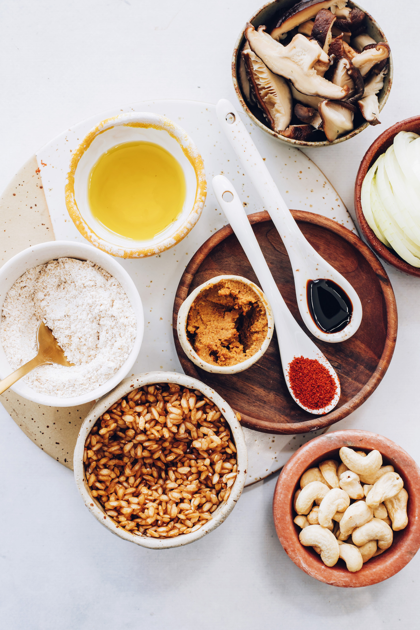 Barna rizs, zabliszt, avokádóolaj, gomba, hagyma, kesudió, miso, kókuszdió amino és paprika