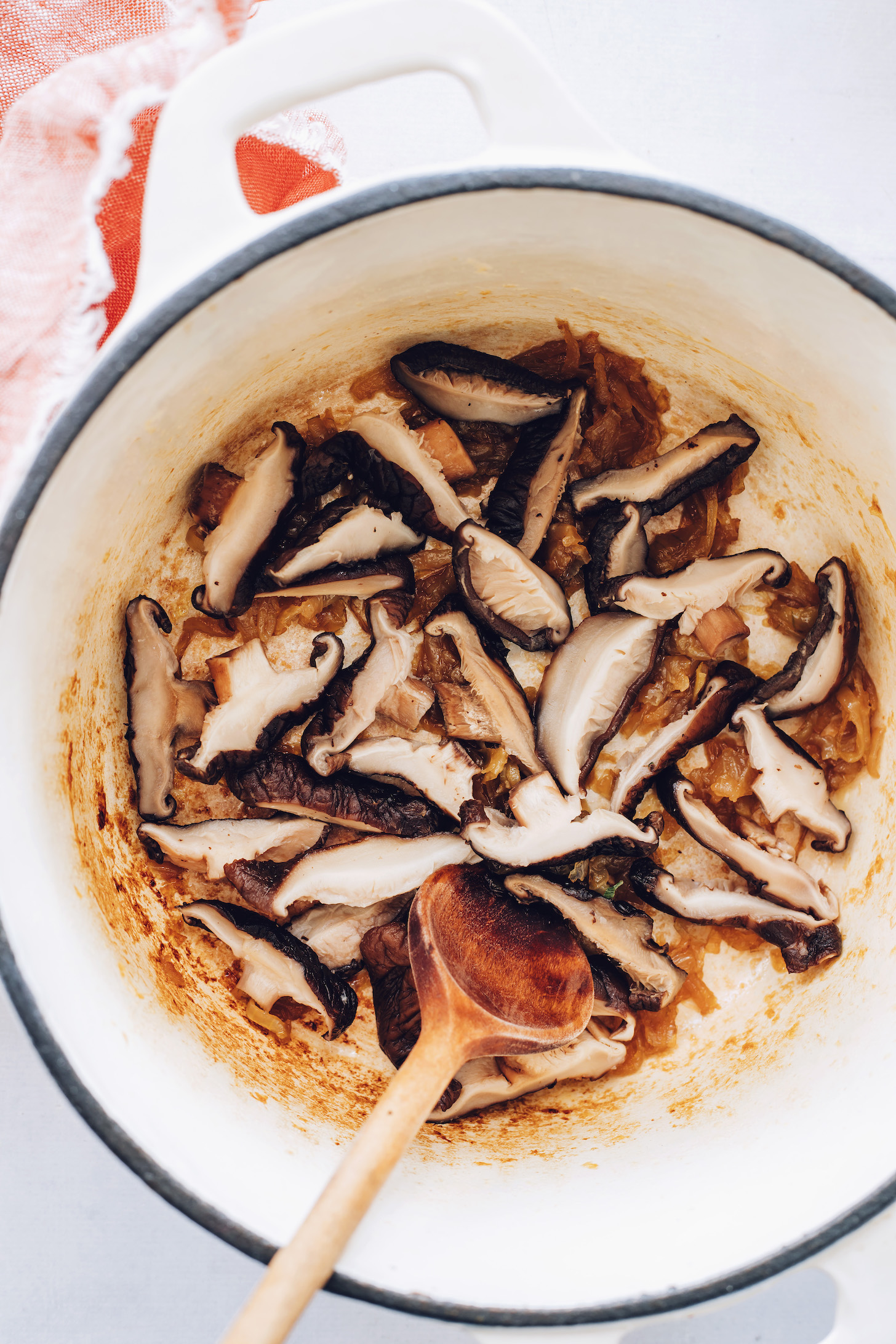 Gomba és karamellizált hagyma áztatása holland sütőben