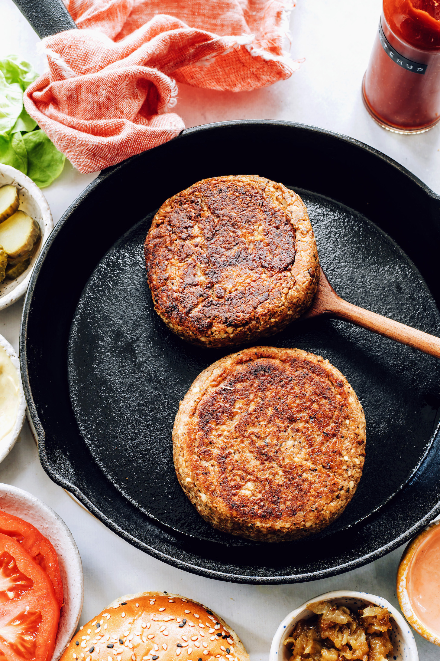 Gluténmentes vegán burger pogácsák főzése öntöttvas serpenyőben