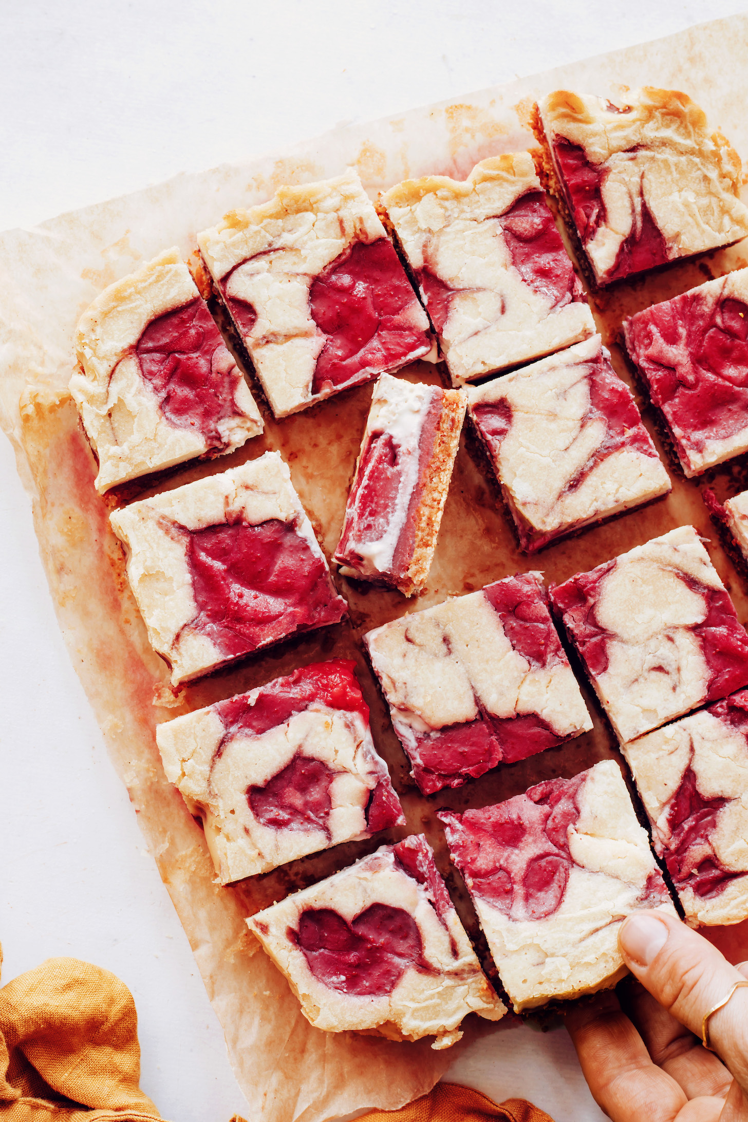 Gluténmentes vegán epres sajttorta rúd pergamenre