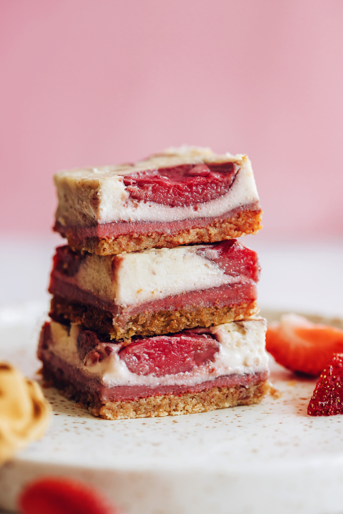 Eper sajttorta rúd friss eper mellé