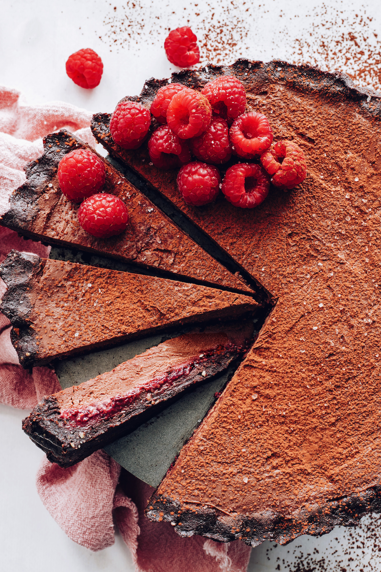Vegán csokoládé ganache torta friss málnával és poros kakaóporral