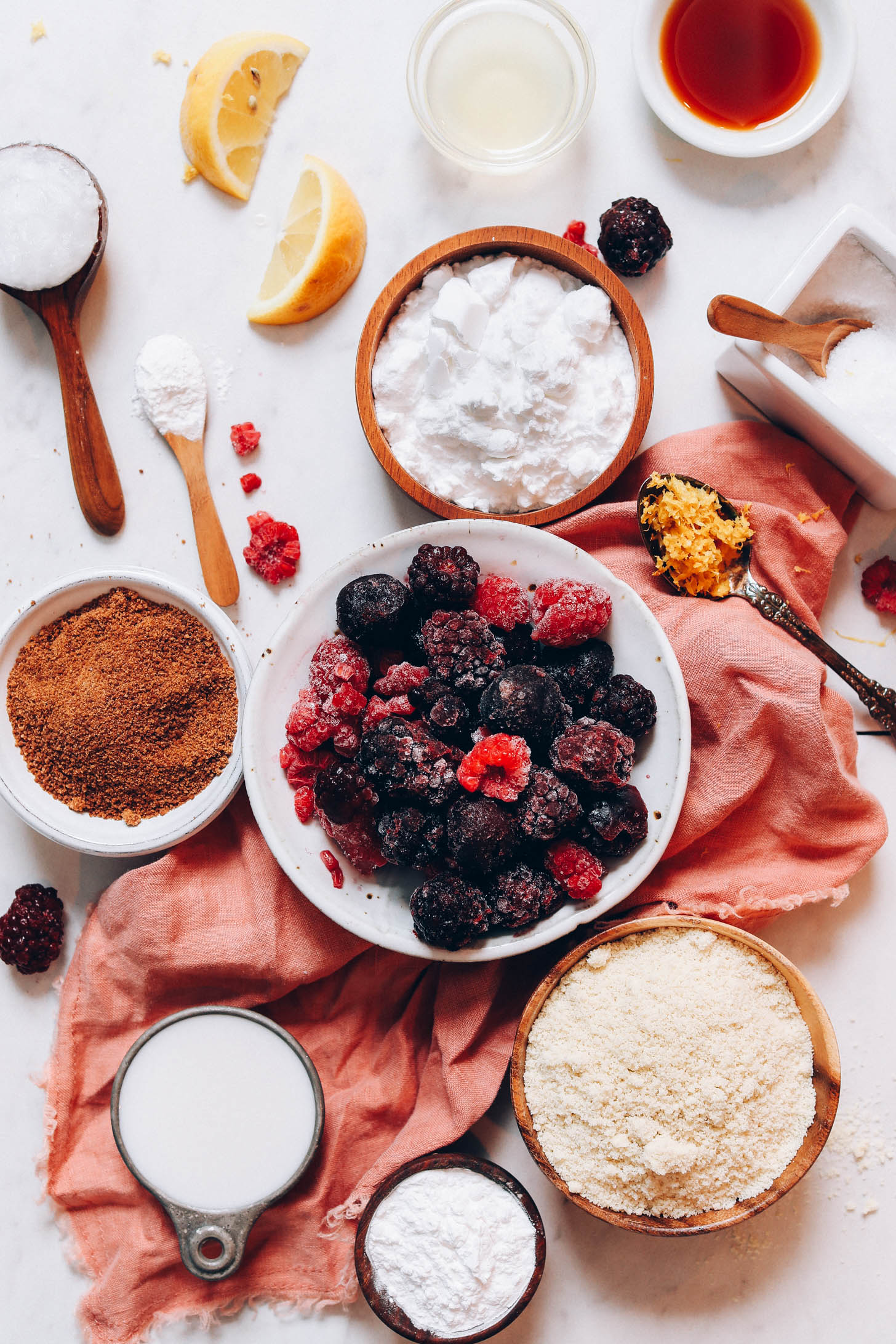 Fagyasztott bogyók, kókuszcukor, nyílgyökérpor, citromhéj, kókusztej, vanília, almaecet, burgonyakeményítő, mandulaliszt, só és kókuszolaj