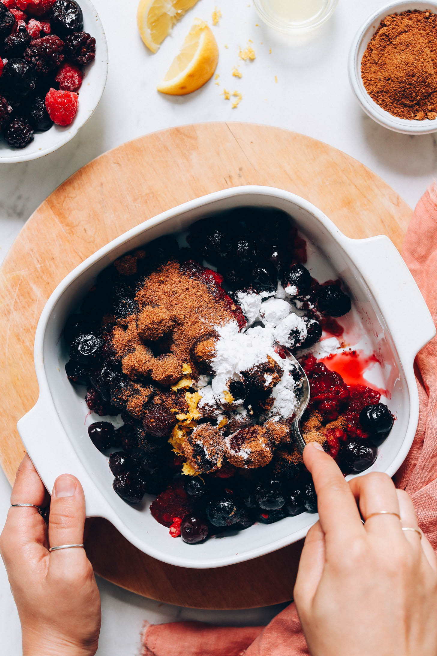 Fagyasztott bogyók, kókuszcukor, nyílgyökérpor és citromhéj keverése