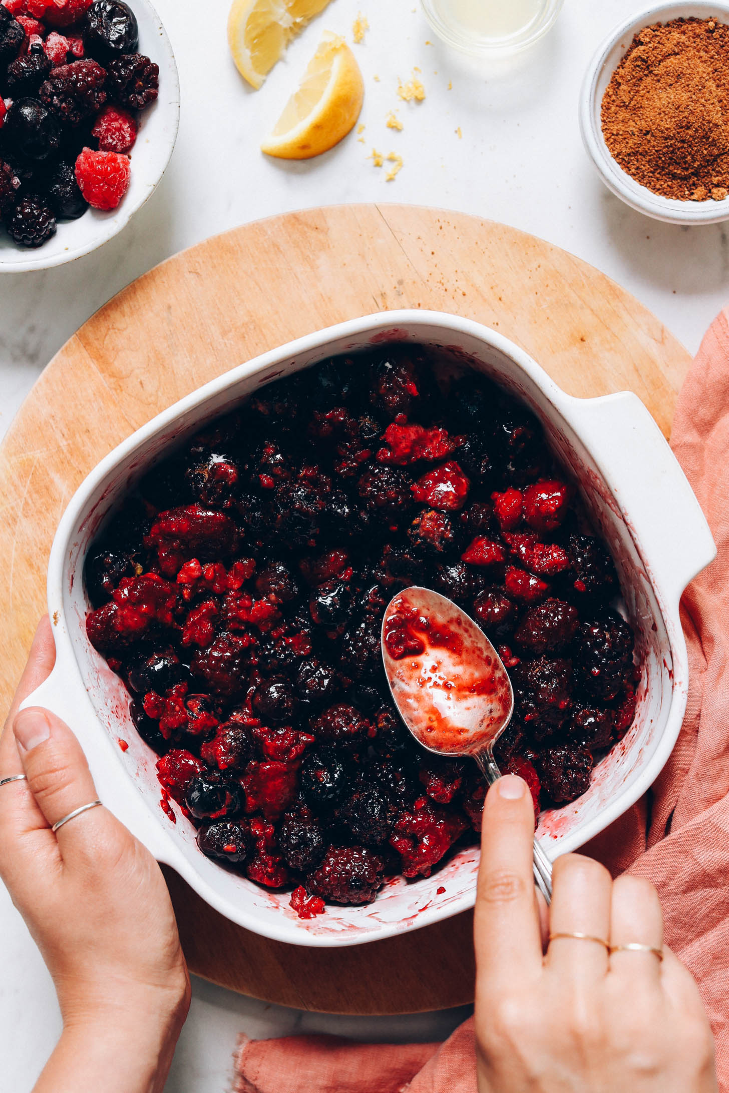 Kanállal keverjük meg a bogyókat