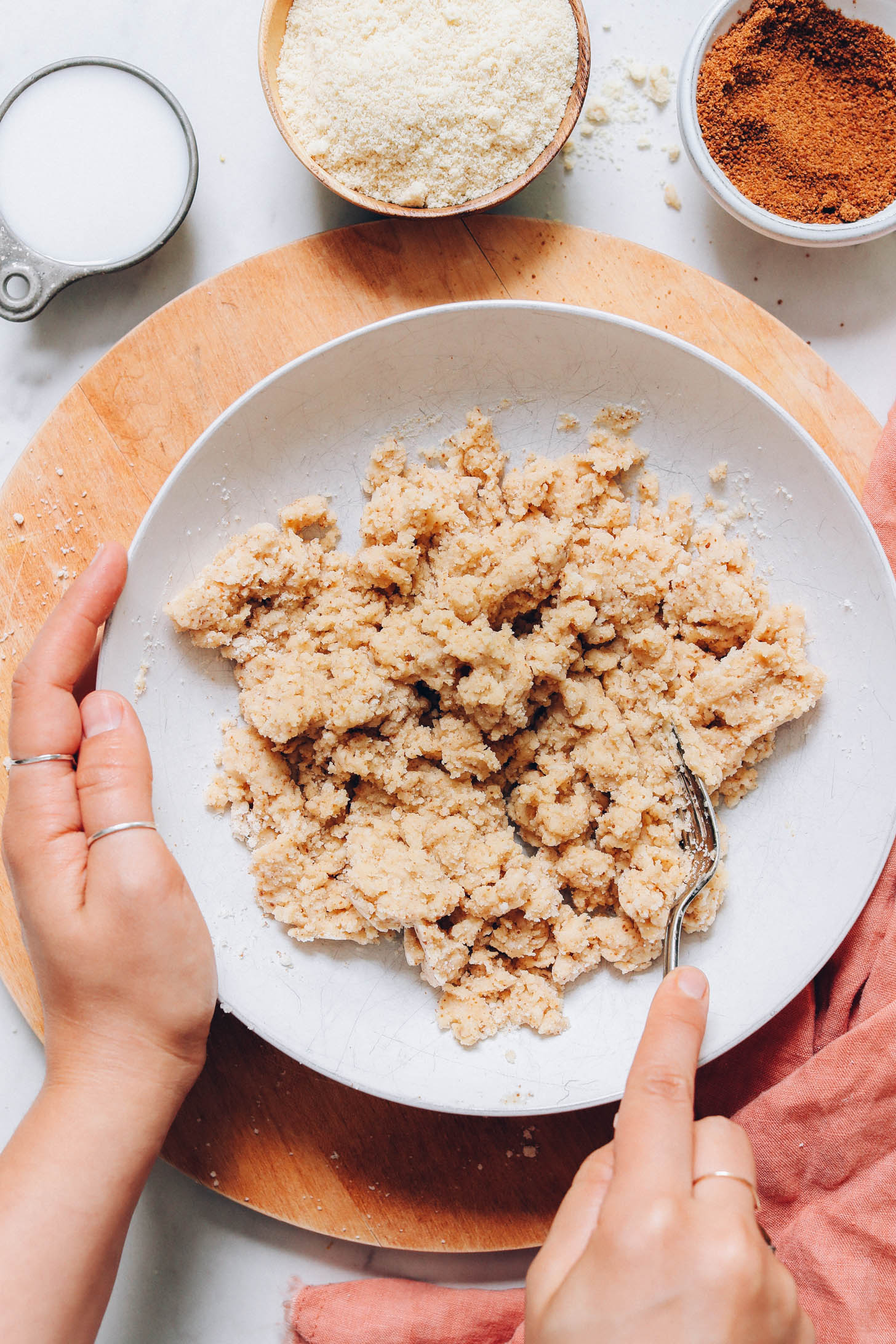 Gluténmentes macskatészta keverése