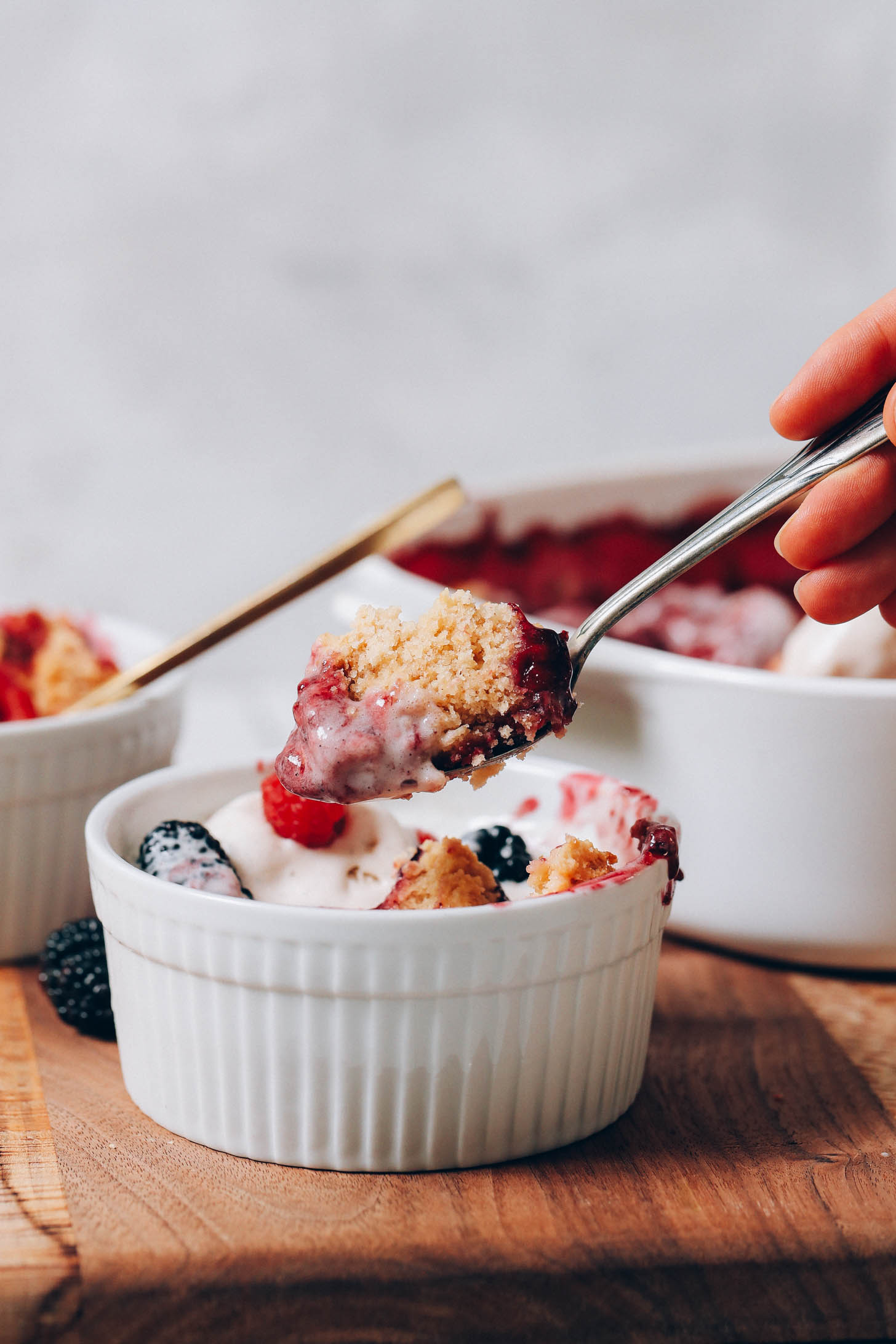 Felkapott egy harapásnyi bogyós macskagyűrőt egy tálból