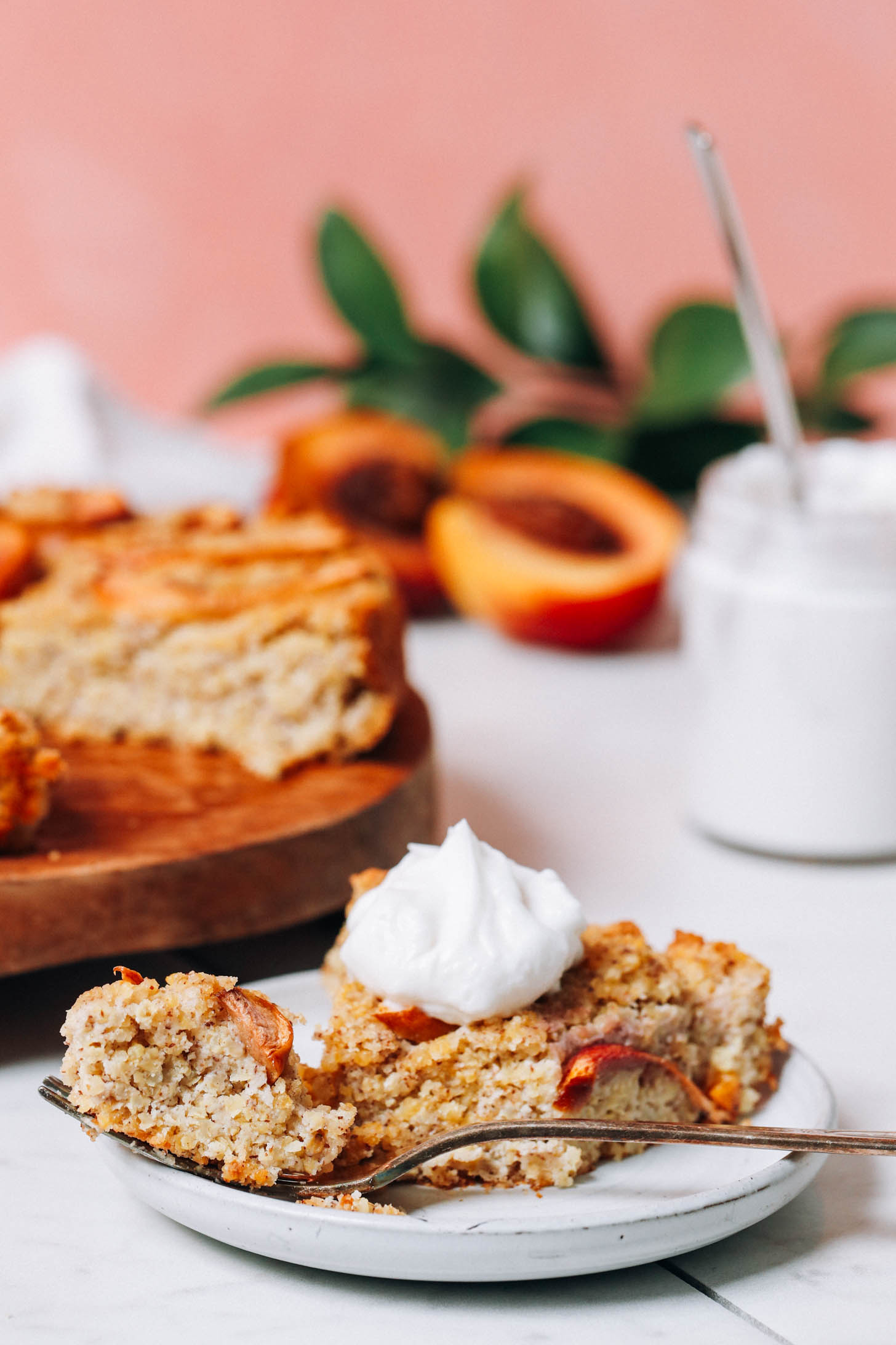 Tál köles reggeli torta tetején kókusz joghurttal