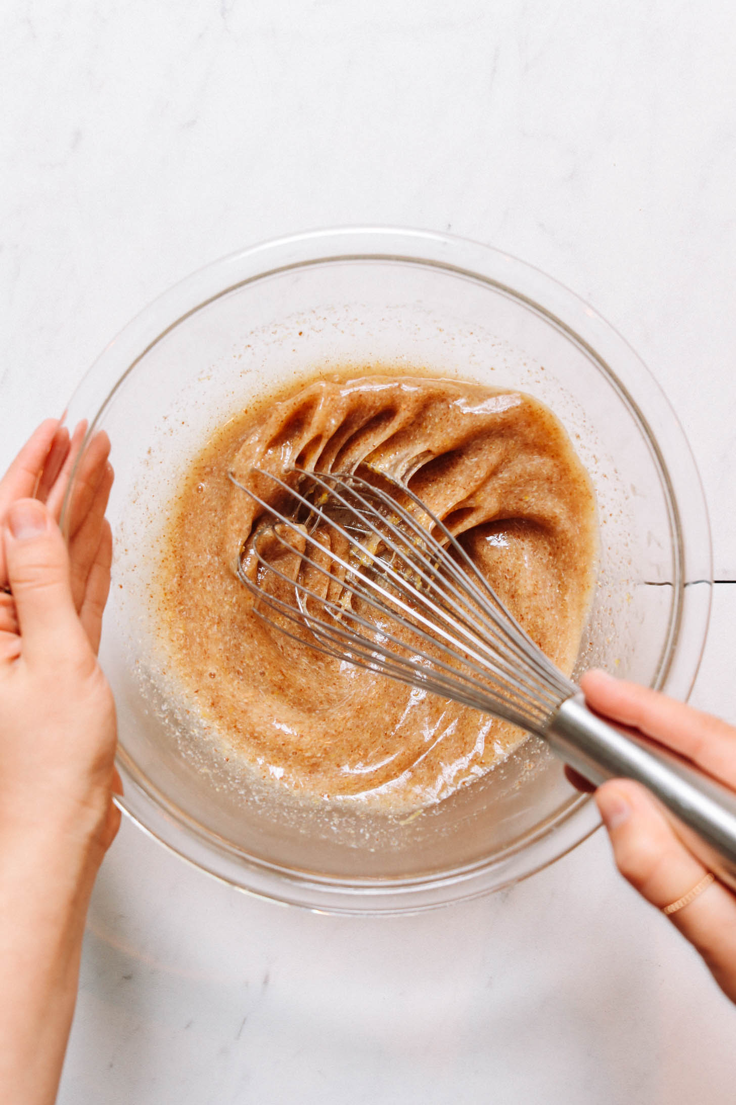 Len tojás habverővel egy keverőtálban