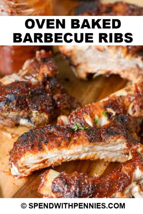 Sütőben sült borda vágódeszkán és oldalán barbecue szósz címmel.