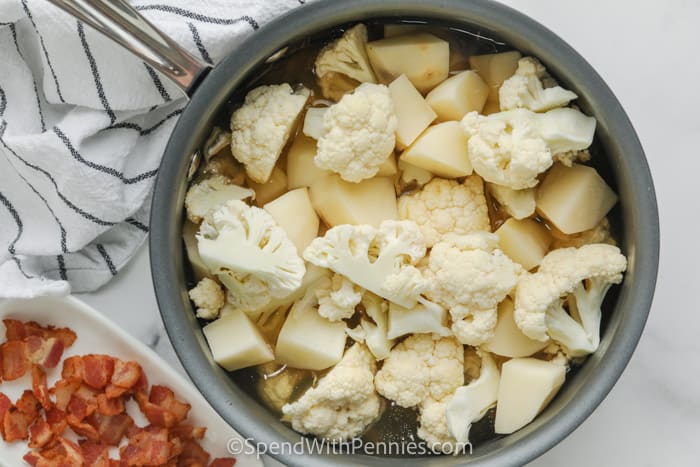 karfiol és burgonya főzés karfiol Cheddar leves elkészítéséhez