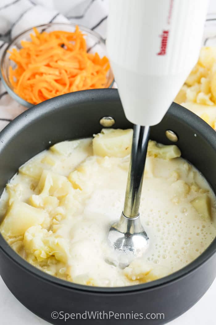 karfiol és burgonya keverése karfiol Cheddar leves elkészítéséhez