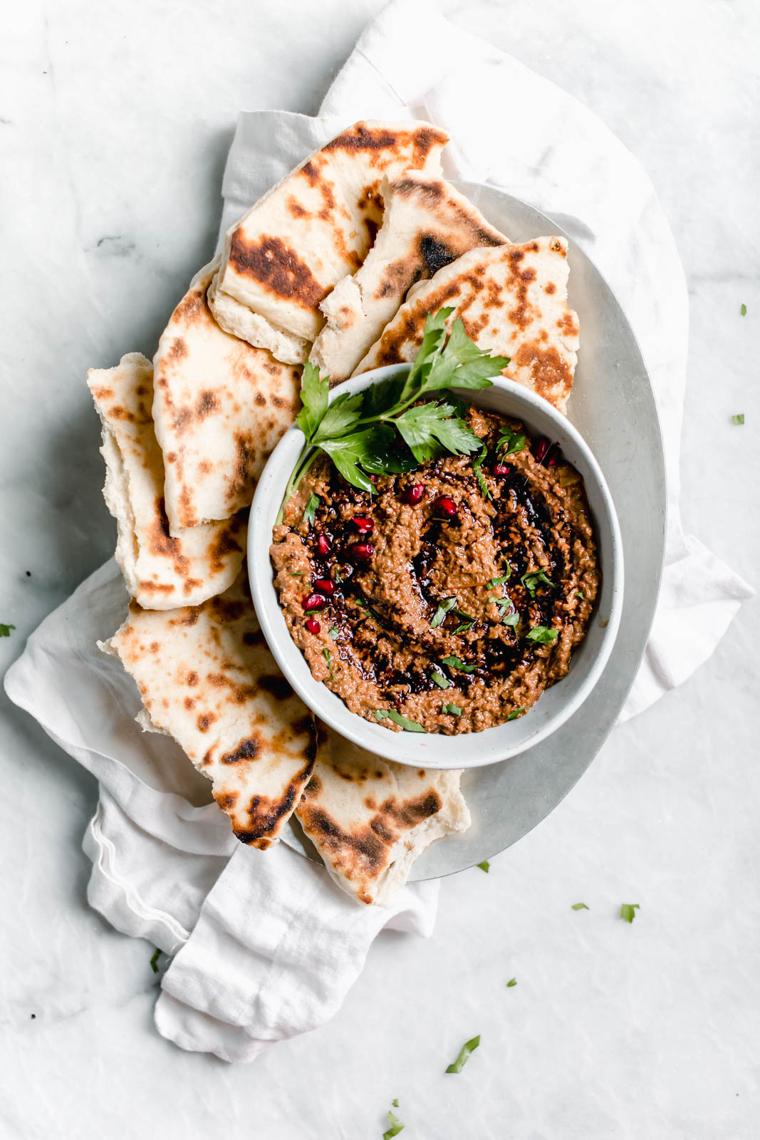 Muhammara mártogatós tányérra pita kenyérrel