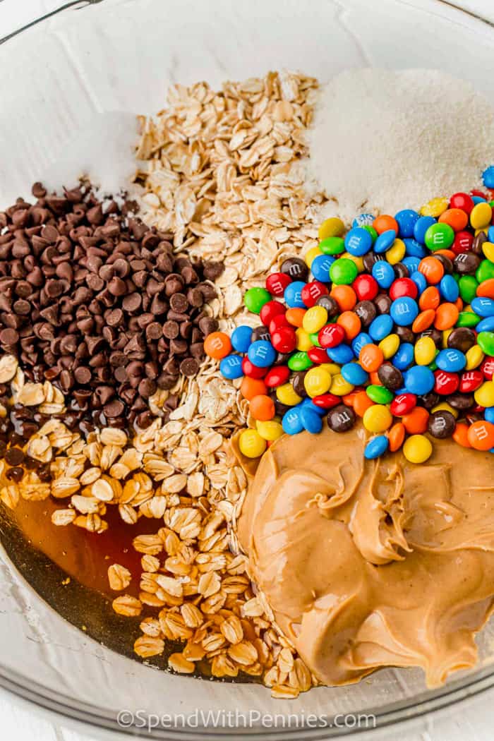 összetevőket, hogy szörny süti energiagolyókat készítsen egy tálban