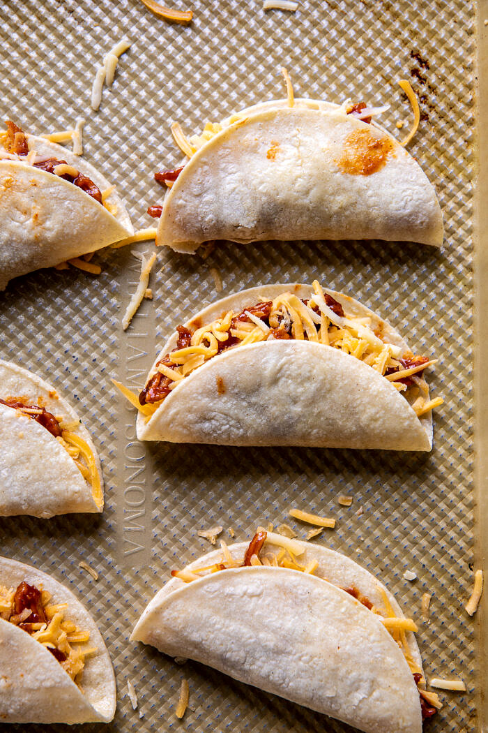 Ropogós Chipotle BBQ csirketacók krémesen elszenesedett kukoricasalsa |  halfbakedharvest.com 