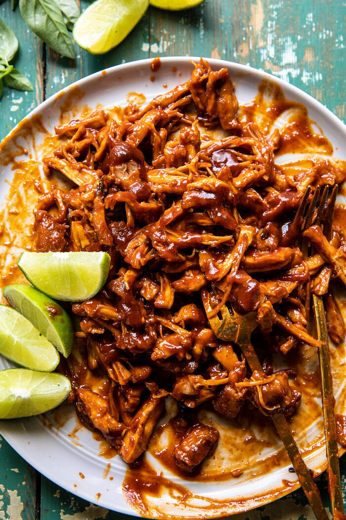 Ropogós Chipotle BBQ csirke Tacos krémes, szénsavas kukoricasalszával |  halfbakedharvest.com 