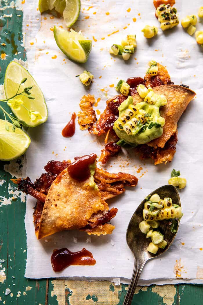 Ropogós Chipotle BBQ csirke Tacos krémes, szénsavas kukoricasalszával |  halfbakedharvest.com 