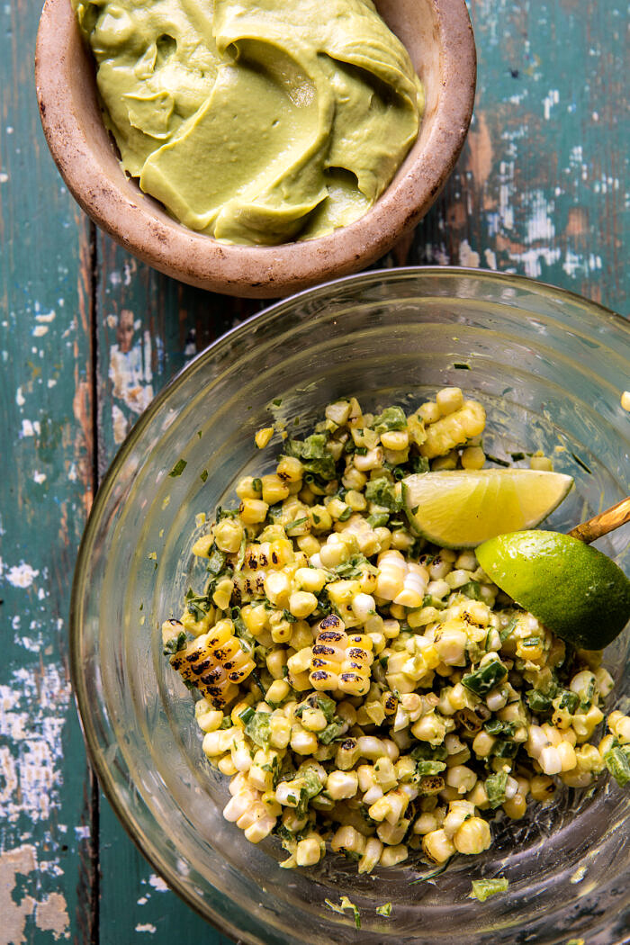 Ropogós Chipotle BBQ csirketacók krémesen elszenesedett kukoricasalsa |  halfbakedharvest.com