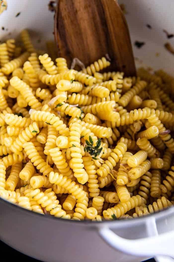 Egy edény citromvaj Ricotta és cukkini tészta |  halfbakedharvest.com