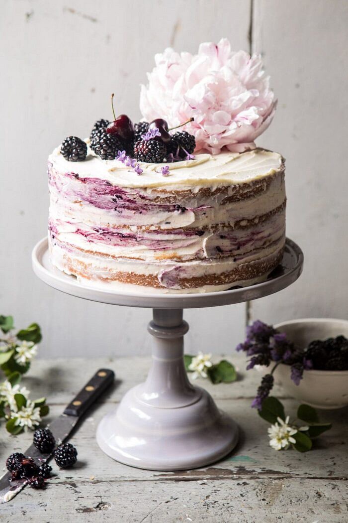 Szeder levendula meztelen torta fehér csokoládé vajkrémmel  halfbakedharvest.com #summerrecipes #layercake # blueberry
