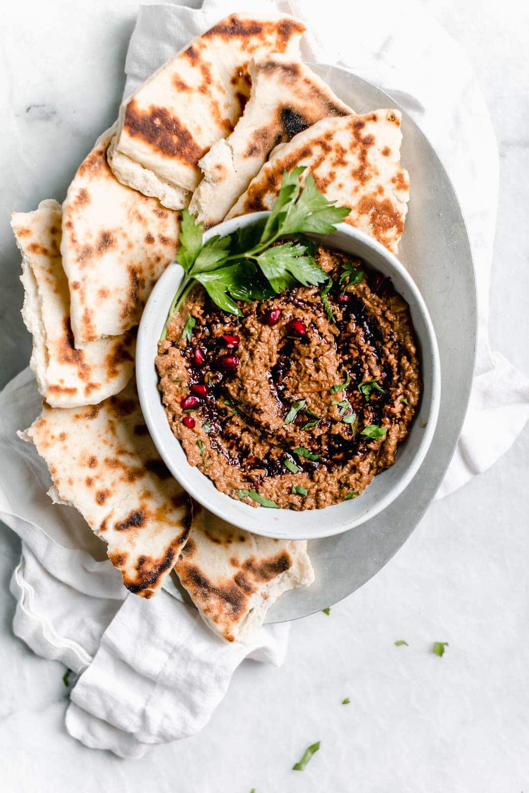 Muhammara (pirított pirospaprika diós mártással) pita kenyérrel